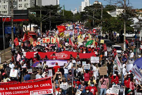 Manifestantes pelo impeachment de Jair Bolsonaro se concentram na Praça Cívica, em Goiânia (GO). Os protestantes se deslocarão pela Av. Goiás até a Praça do Trabalhador