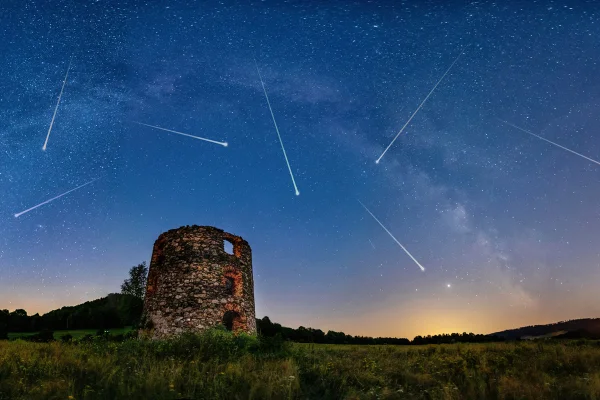 Imagem colorida de chuva de meteoros - Metrópoles