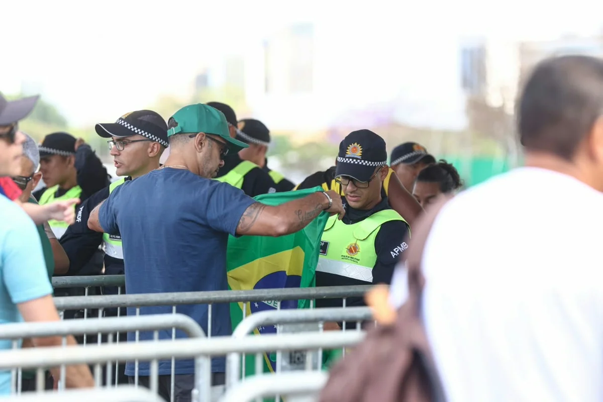 Homem com bandeira do Brasil Homem com bandeira do Brasil