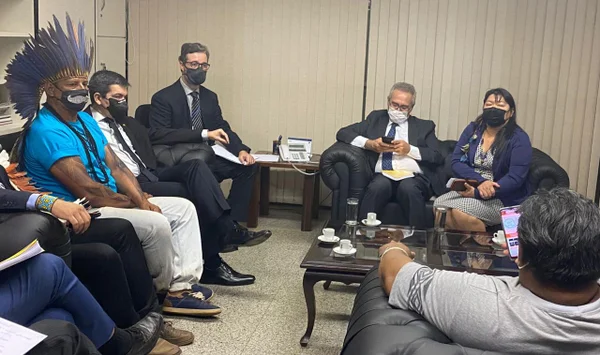 Renan Calheiros e Randolfe Rodrigues se encontram com lideranças indígenas