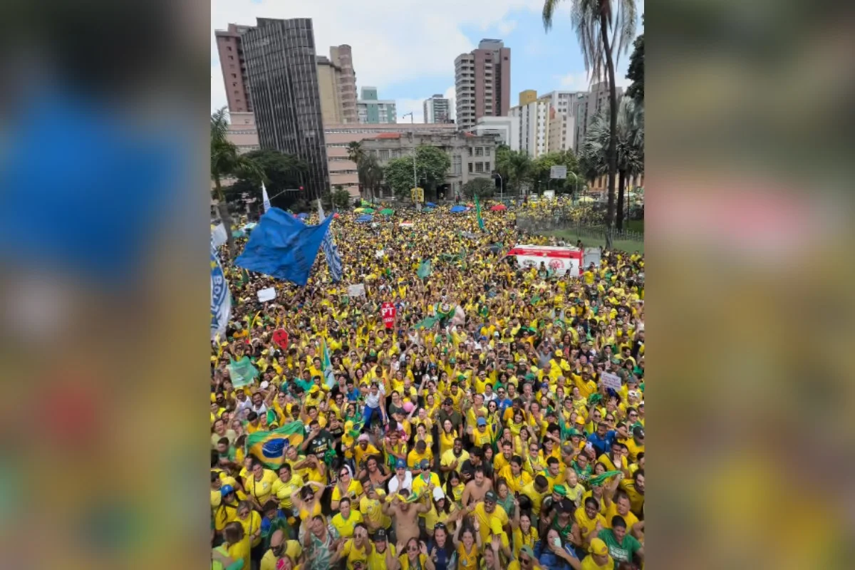 Ato de Flávio em BH. Multidão lota a Praça da Liberdade Ato de Flávio em BH. Multidão lota a Praça da Liberdade