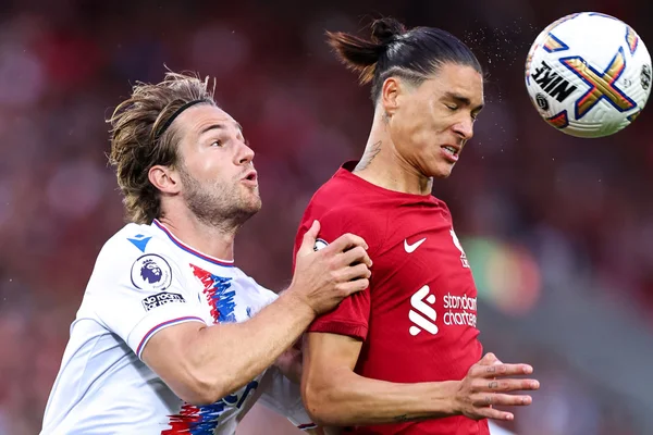 Darwin Núnez e Joachim Andersen em disputa de bola - Metrópoles