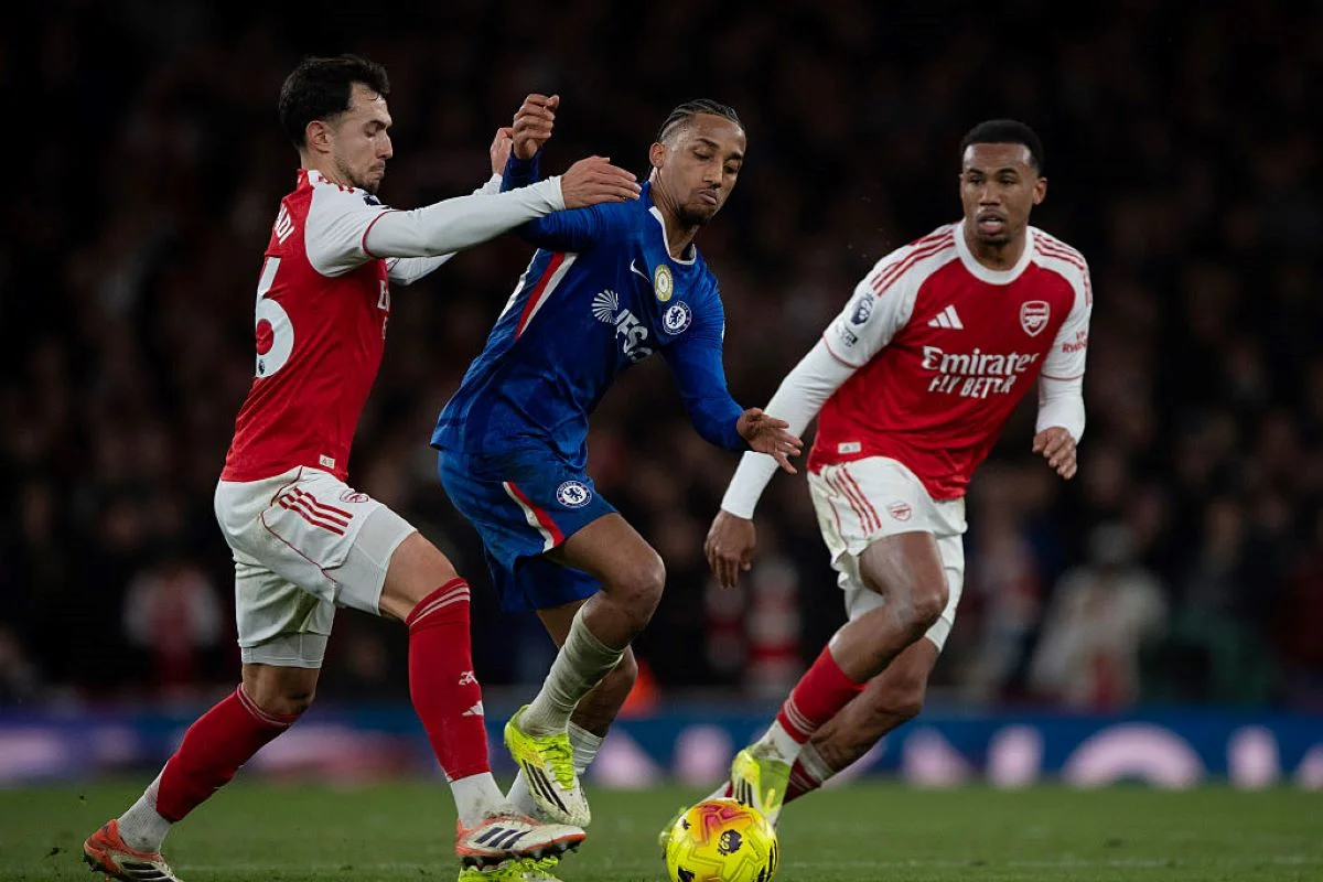 Clássicos na Inglaterra e Itália agitam o futebol europeu neste domingo