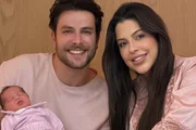 Laís Caldas e Gustavo Marsengo posam com Alice na maternidade Laís Caldas e Gustavo Marsengo posam com Alice na maternidade