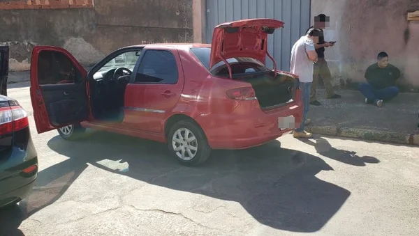 homem sendo preso