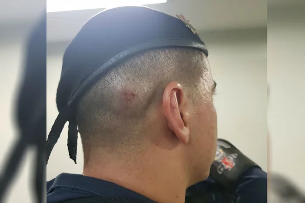 Mãe de traficante é presa por bater em policial com cabo de vassoura