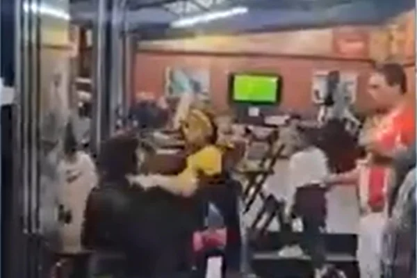 Briga entre mulheres em lanchonete - Metrópoles