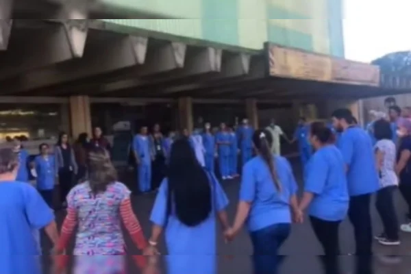 Colegas de vítima de feminicídio fazem homenagem no Hospital de Base