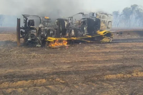 Imagem colorida de caminhão incendiado. Metrópoles