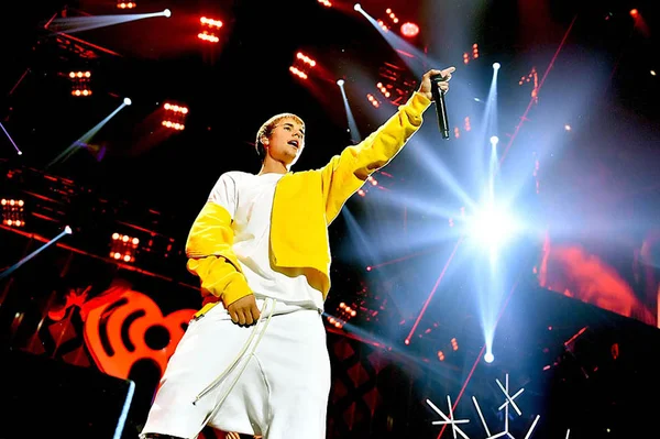 Dançarinas mirins de Brasília sobem ao palco com Justin Bieber