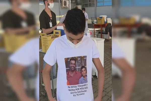 Menino que perdeu o pai para Covid é imunizado no DF: “Por nós dois”