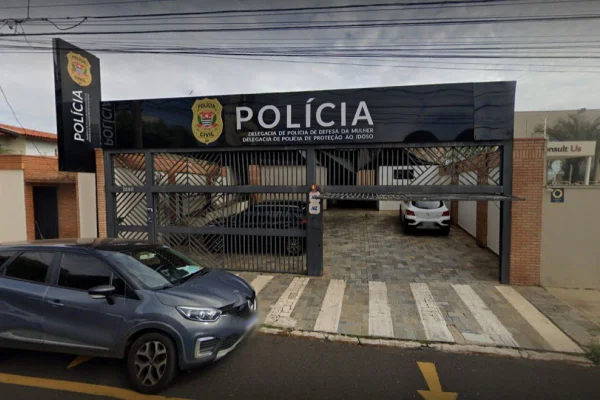 Professor é afastado por suspeita de enviar vídeo íntimo para alunos
