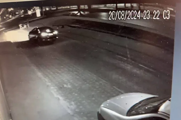 Cenas fortes: homem atropelou três vezes a ex e a lançou longe. Vídeo