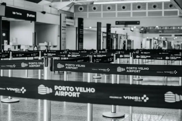Imagem colorida do saguão do aerporto de Porto Velho