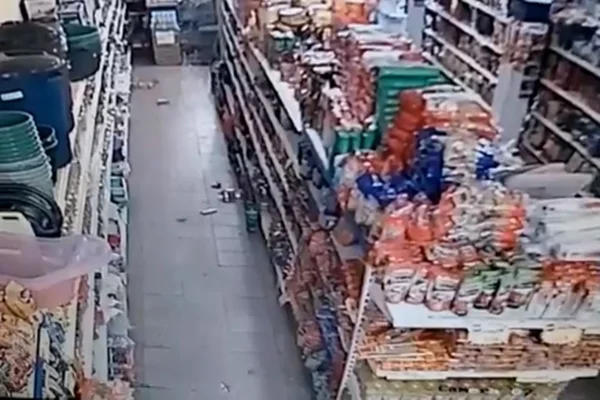 Bahia: produtos caem de prateleira durante tremor de terra. Veja vídeo
