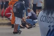 O garoto de 13 anos sendo socorrido