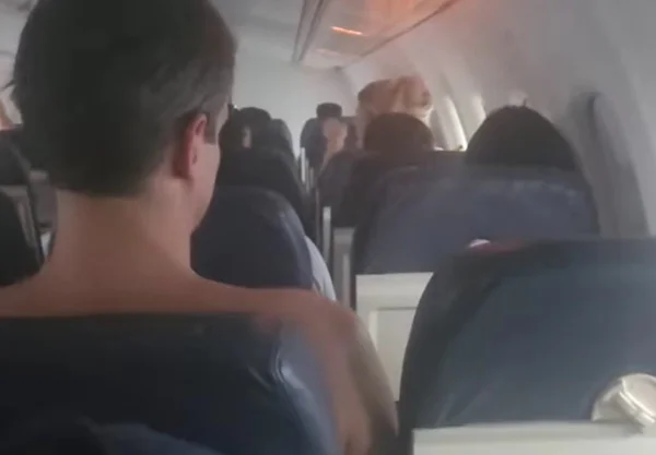Imagem colorida do defensor público Mateus Moro sem camiseta após sentir calor dentro de avião da VoePass - Metrópoles