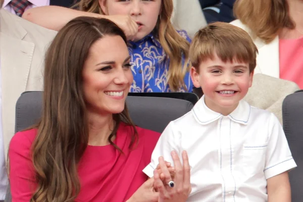 Kate Middleton é criticada ao dar “mamadeira” ao príncipe Louis, de 4 anos