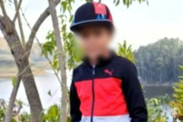Imagem colorida, com o rosto borrado, de menino de 6 anos morto pelos pais em Salesópolis, na Grande SP. - Metrópoles