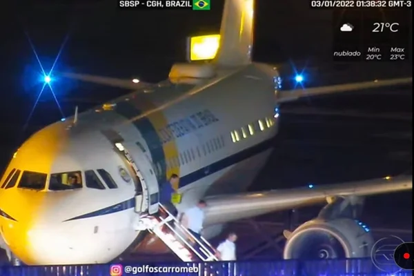 Bolsonaro desce em São Paulo para ser atendido em hospital