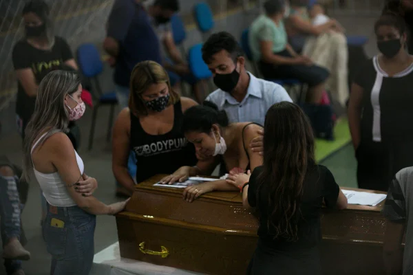 Itaí faz velórios coletivos em ginásios após tragédia que matou 41 pessoas