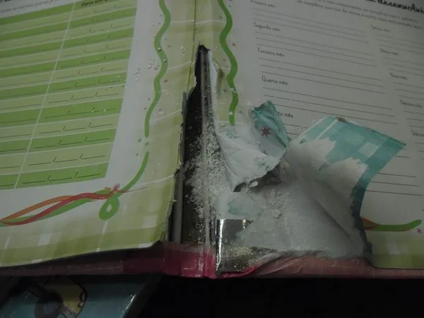 Mulher é presa ao embarcar com droga escondida em livros infantis