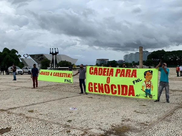 Manifestantes promovem panelaço em frente ao Palácio do Planalto