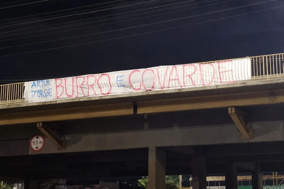 Torcida do Cruzeiro faz protesto no Mineirão após eliminação em clássico - imagem 2 Torcida do Cruzeiro faz protesto no Mineirão após eliminação em clássico - imagem 2