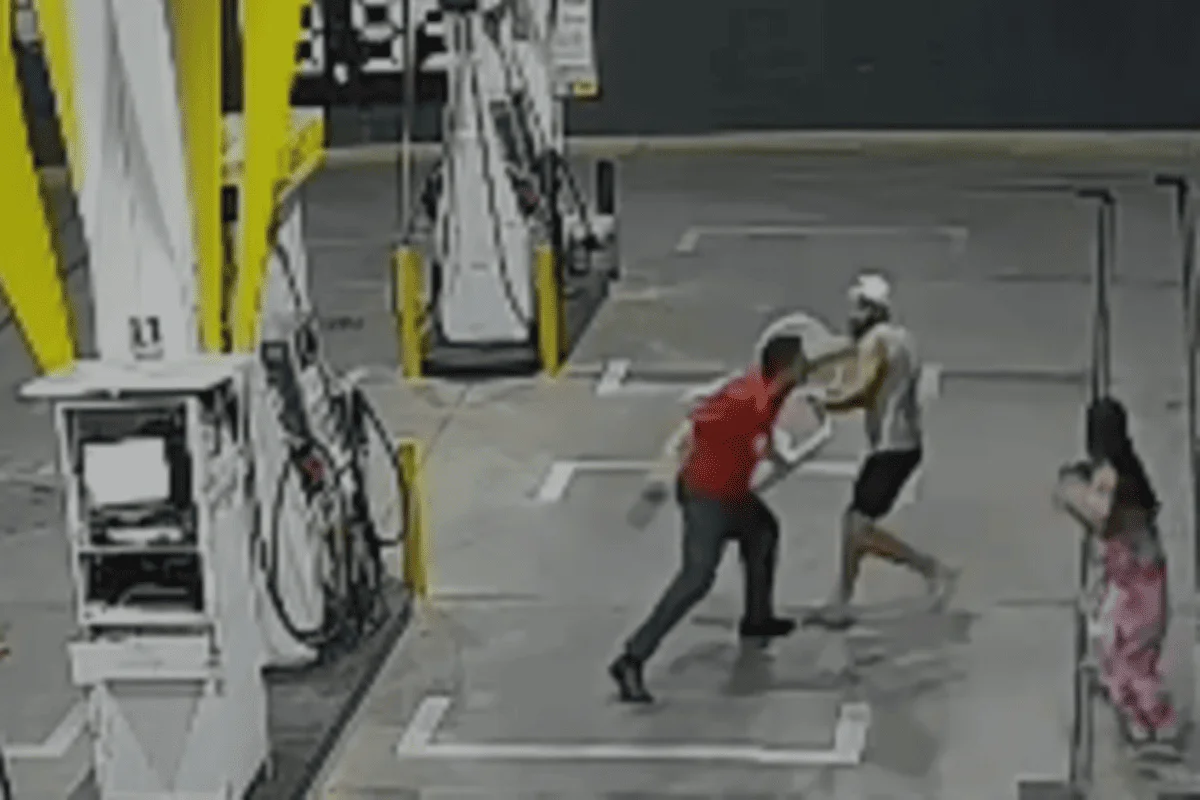 Homem urina em rua e agride frentista em Arniqueira, no DF