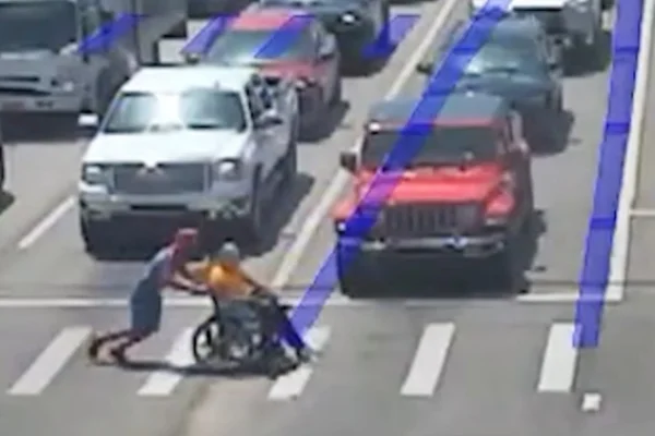 Herói na vida real: “Homem-Aranha” ajuda cadeirante a atravessar faixa