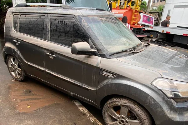 Youtuber Felipe Castanhari mostra carro destruído após enchente