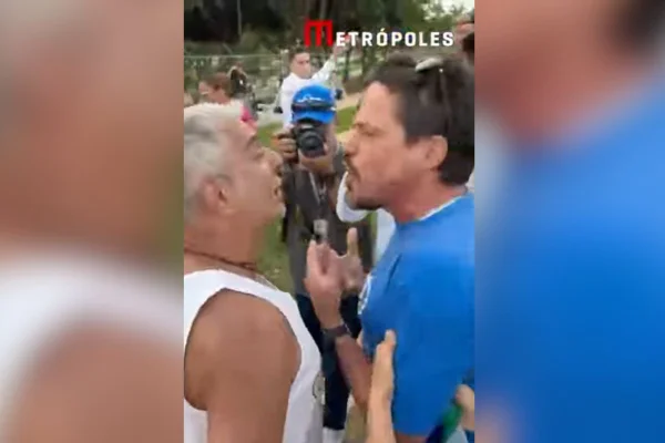 Apoiadores do ex-presidente Bolsonaro e apoiador de Lula batem boca na frente da PF - Metrópoles