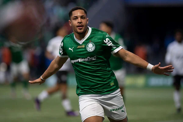 Brasileirão: Em meio a protestos, Palmeiras vence Ceará de virada