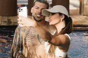 Nicolly Massariol e DJ Buarque fazem selfie na piscina