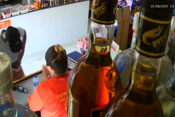 Vídeo: homem rende funcionários e assalta mercearia em Aracaju