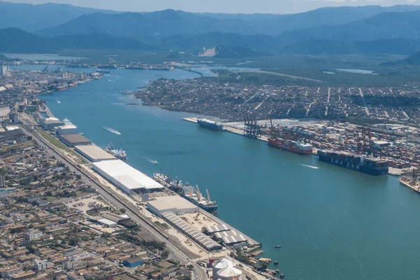 Operações no Porto de Santos são interrompidas devido a fortes ventos