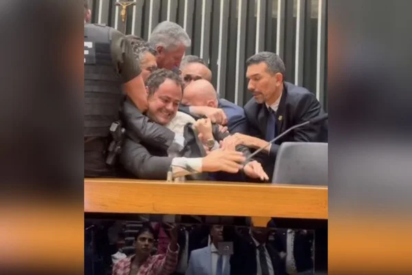 Retirado à força do plenário, Glauber diz que vai registrar BO contra Motta