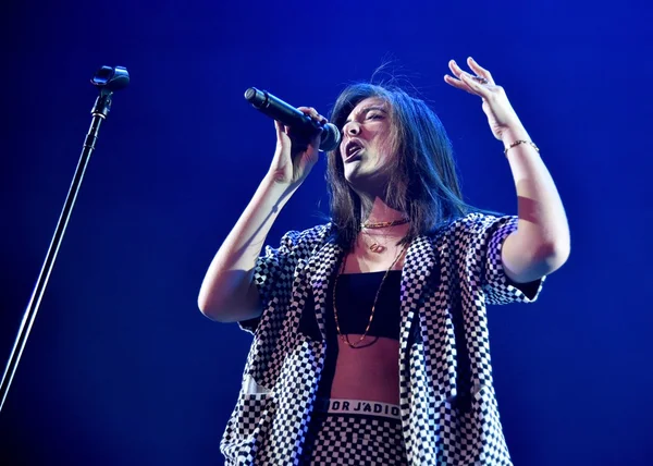 Lorde lança “Perfect Places”, música de seu novo álbum