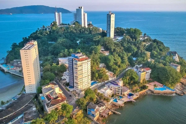 Imagem colorida de ilha em São Vicente