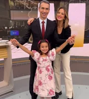 César Tralli e Ticiane Pinheiro posam com a filha nos bastidores do Jornal Hoje