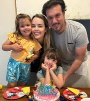Thaeme, o marido e as filhas, comemoram o aniversário da primogênita Thaeme, o marido e as filhas, comemoram o aniversário da primogênita