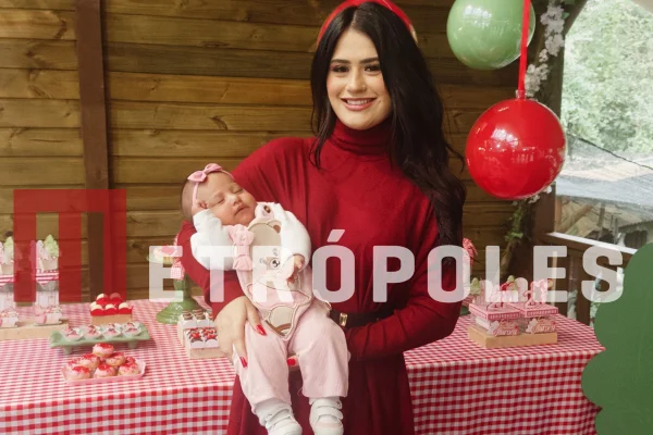 Rayne Luiza celebra mesversário de Aurora, sua filha com o ex-BBB Pedro Espíndola - Metrópoles