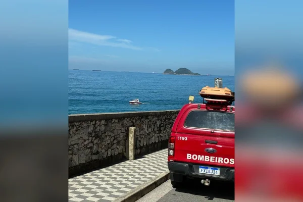 Imagem colorida mostra bombeiros em busca por adolescente desaparecido no mar. Metrópoles