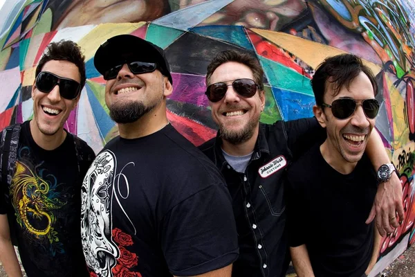 Raimundos comemoram 25 anos de história com show no Yurb