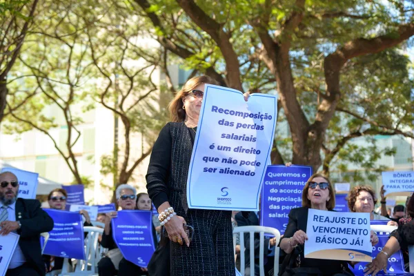 Auditores da Receita Federal mantêm mobilização e fazem manifestação