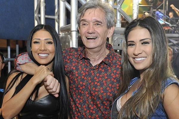 No Altas Horas, Laura Muller ensina Simone e Simaria a “dar a roda”