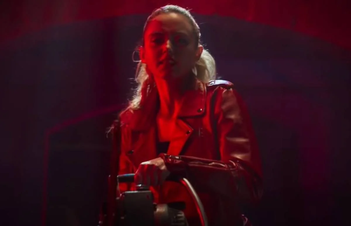 <b>Freaky - No corpo de um Assassino.</b> Quando um punhal místico faz com que Millie (Kathryn Newton) e um serial killer (Vince Vaughn) troquem de corpo, a jovem descobre que possui apenas 24 horas para ter seu corpo de volta antes que a troca se torne permanente e ela fique presa na forma de um maníaco de meia-idade para sempre. O grande problema é que, agora, ela parece uma psicopata imponente que é alvo de uma caçada humana por toda a cidade, enquanto o psicopata se parece com ela e planeja libertar seu apetite por carnificina <b>Freaky - No corpo de um Assassino.</b> Quando um punhal místico faz com que Millie (Kathryn Newton) e um serial killer (Vince Vaughn) troquem de corpo, a jovem descobre que possui apenas 24 horas para ter seu corpo de volta antes que a troca se torne permanente e ela fique presa na forma de um maníaco de meia-idade para sempre. O grande problema é que, agora, ela parece uma psicopata imponente que é alvo de uma caçada humana por toda a cidade, enquanto o psicopata se parece com ela e planeja libertar seu apetite por carnificina