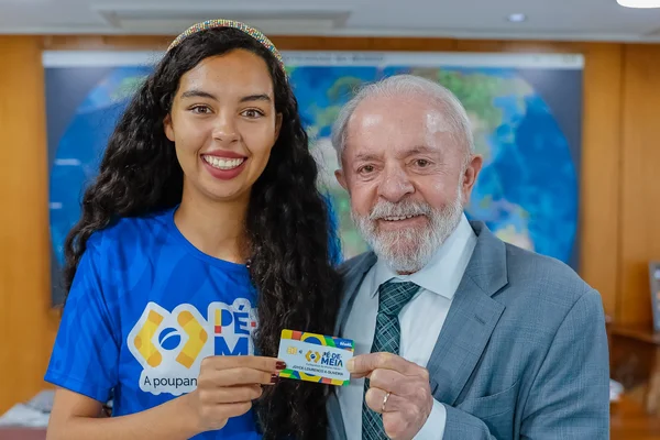 Lula e jovem beneficiária do Pé-de-Meia