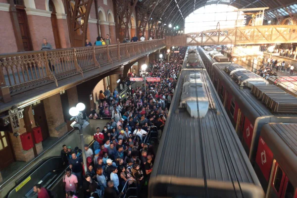 Imagem mostra plataforma de trem lotada - Metrópoles