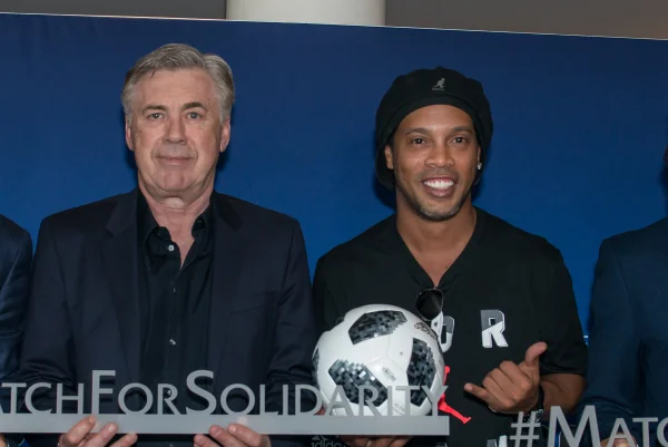 Foto colorida de Ancelotti e Ronaldinho Gaúcho - Metrópoles
